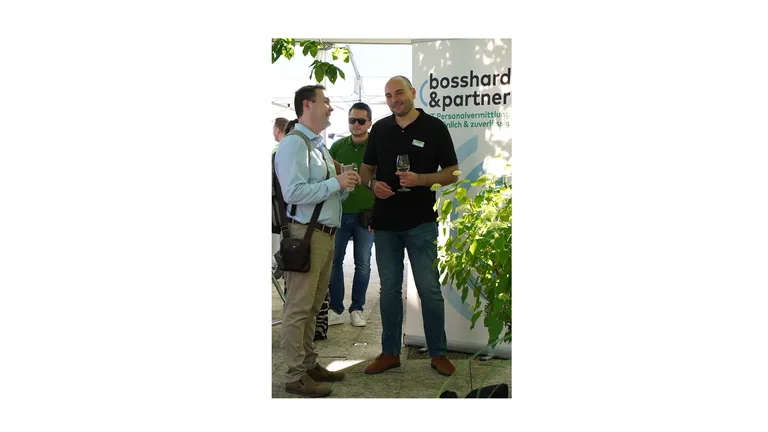 Adrian Smolnitzki, employee at Bosshard & Partner and freelancer at the 2024 summer event in the outdoor area of the Waid restaurant.