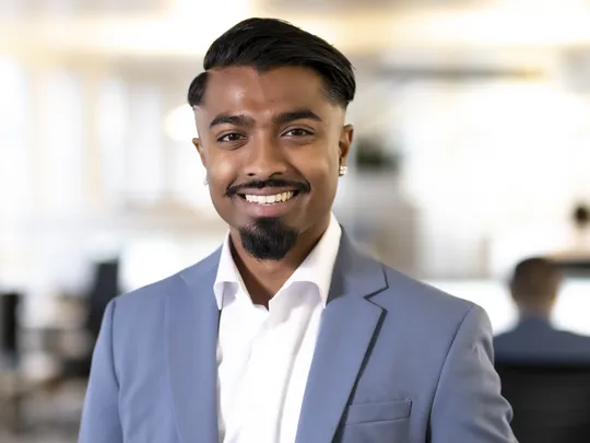 Portrait photo of Jenushan Vijayaratnam, employee of Bosshard & Partner.