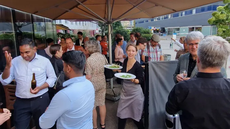 Freelancers at the Bosshard & Partner networking event in the outdoor area of the Aubrey Bar.
